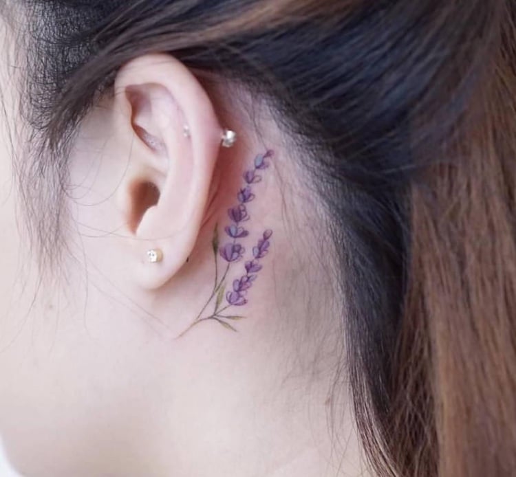 tatouage lavande oreille tattoo discret femme