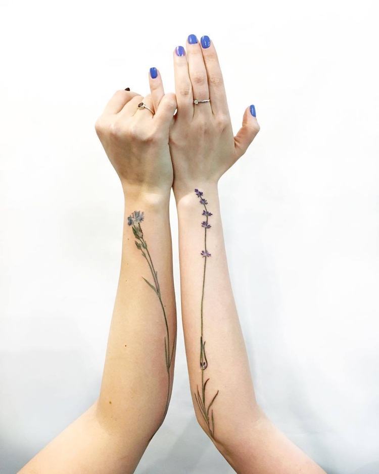 tatouage meilleure amie brin de lavande bleuet des champs sur avant bras