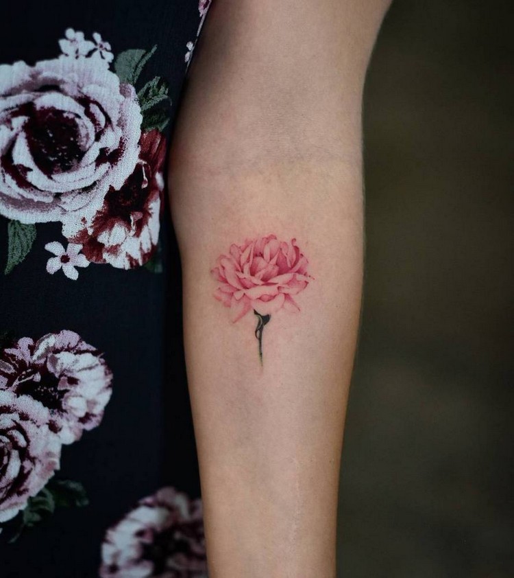 tatouage pivoine aquarelle femme couleurs discrètes avant bras