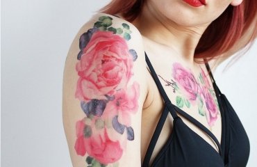 tatouage pivoine aquarelle épaule femme couleurs superbes