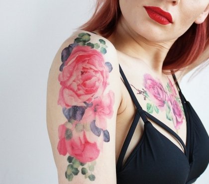 tatouage pivoine aquarelle épaule femme couleurs superbes
