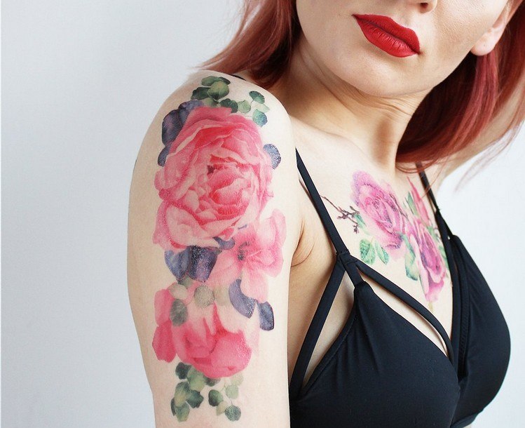 tatouage pivoine aquarelle épaule femme couleurs superbes