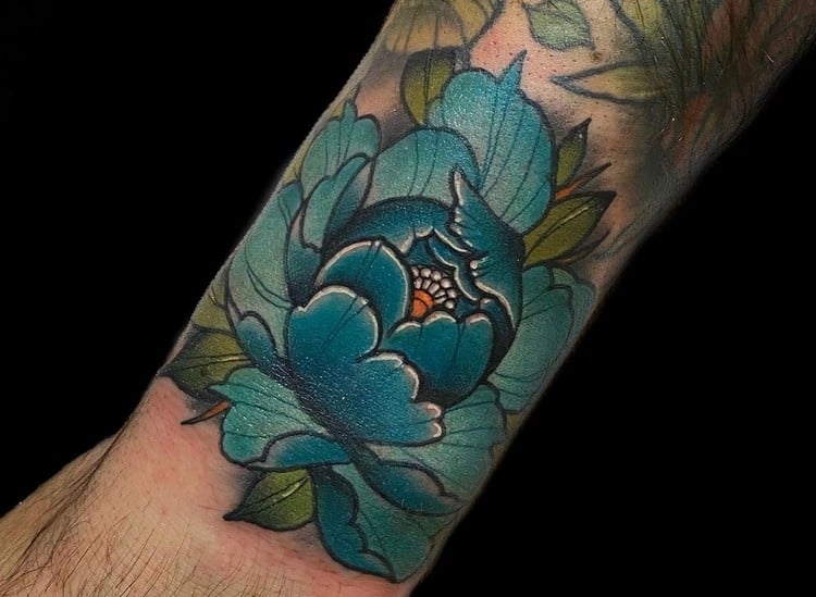 tatouage pivoine bleue homme couleur poignet bras entier