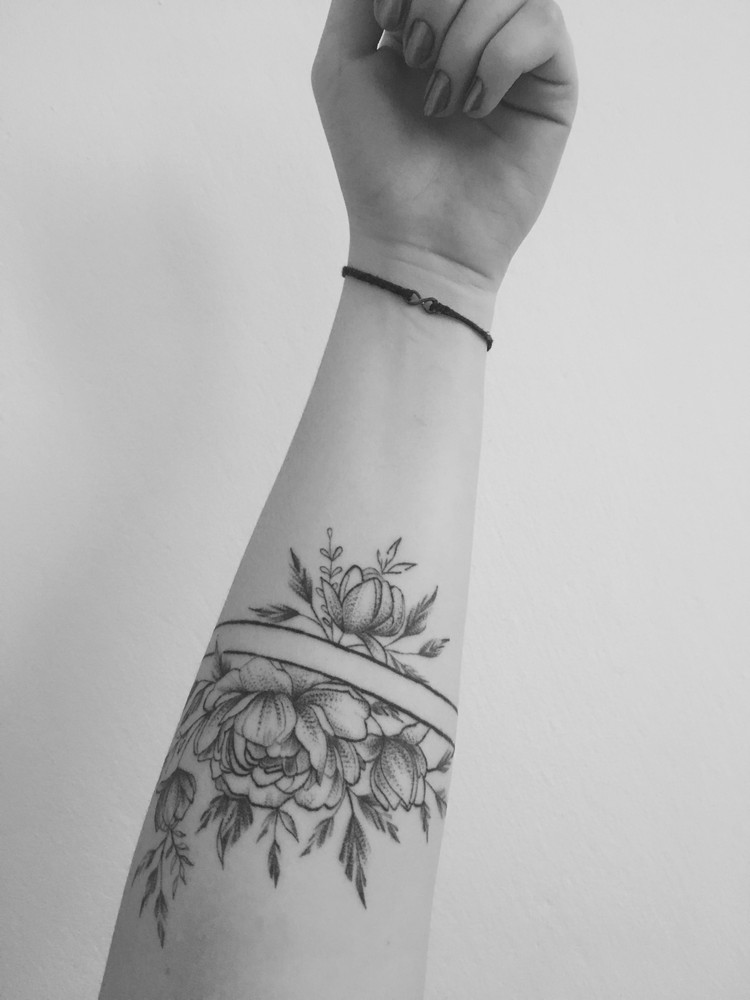 tatouage pivoine bracelet femme sans couleur dotwork