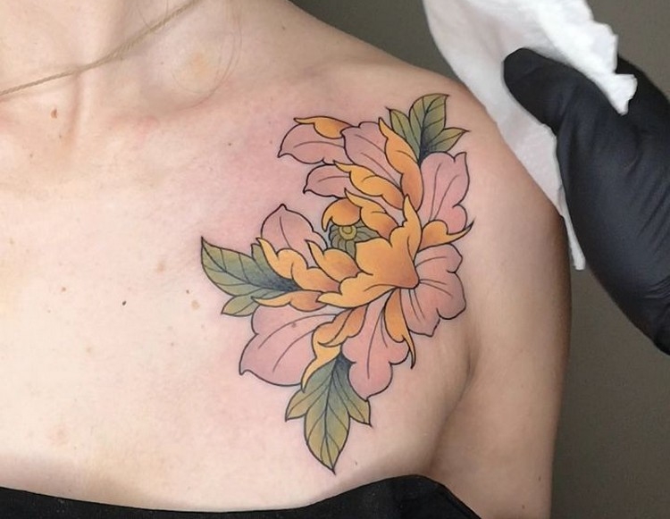 tatouage pivoine clavicule délicat couleurs pastel femme