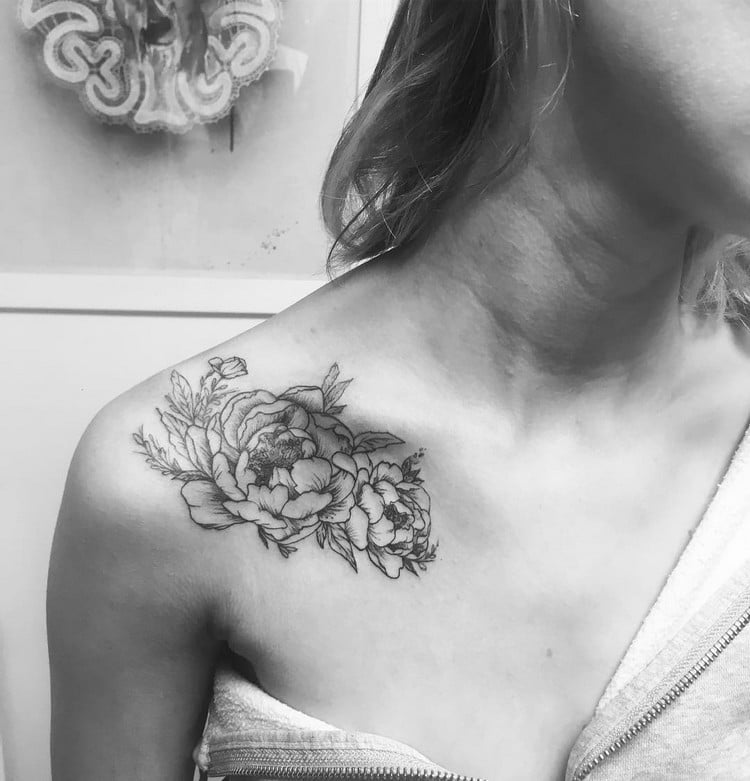 tatouage pivoine clavicule femme symbolique signification
