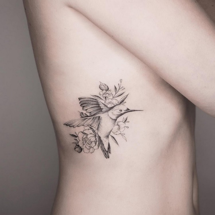 tatouage pivoine colibri délicat discret fin cote femme
