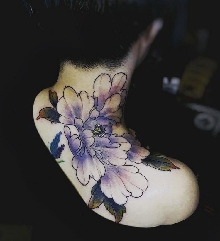 tatouage pivoine cou femme remplissage partiel violet mauve
