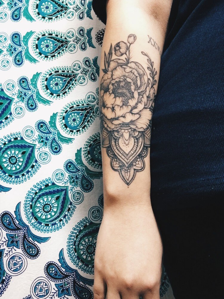 tatouage pivoine dentelle mandala date signification personnelle
