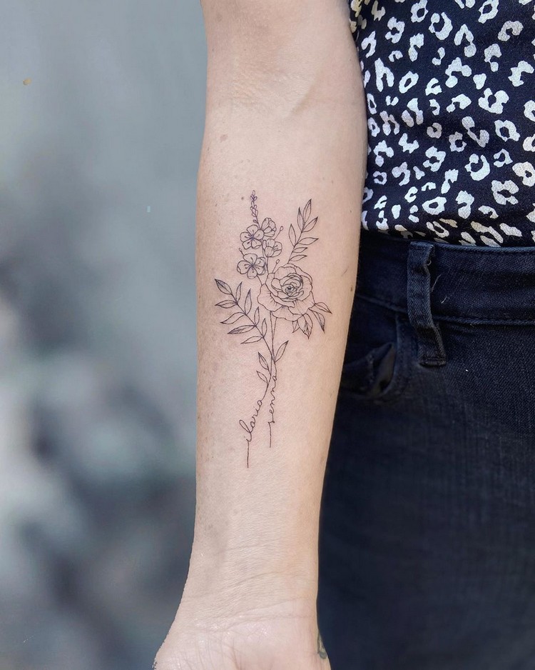 tatouage pivoine discret avec prénom contour fin avant bras femme