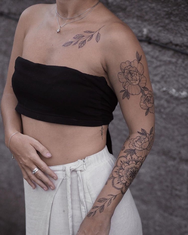 tatouage pivoine et madala noir et blanc avant bras femme