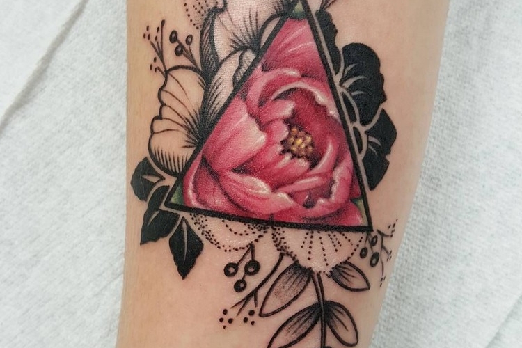 Tatouage pivoine - signification et 40 modèles toute partie du corps