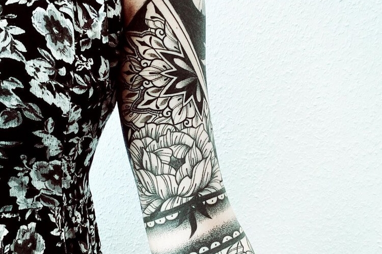 Tatouage pivoine - signification et 40 modèles toute partie du corps