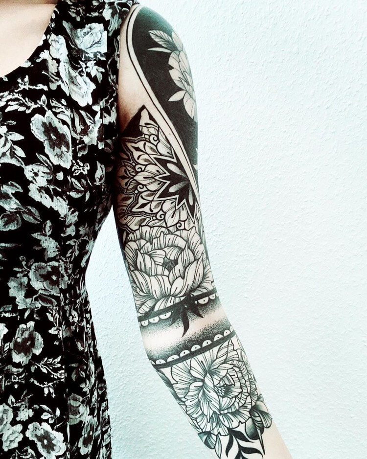 tatouage pivoine madala dentelle noir et blanc manchette femme