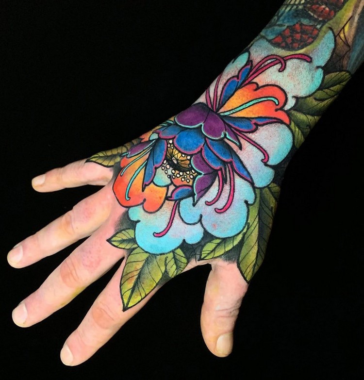 tatouage pivoine main homme couleurs pigmentées saturées