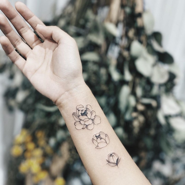 tatouage pivoine minimaliste noir et blanc fin avant bras femme