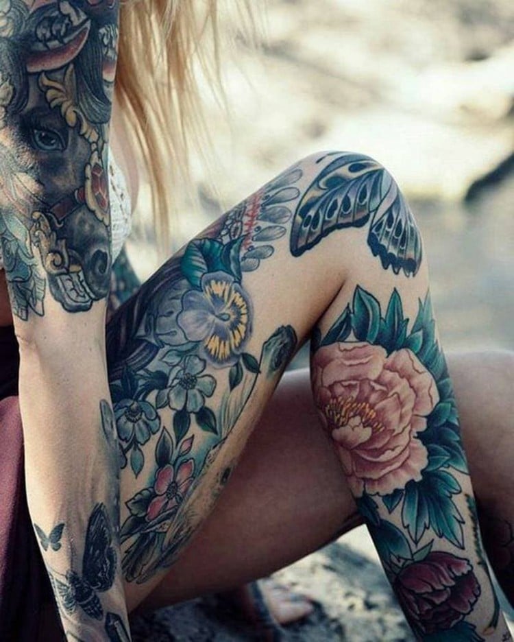 tatouage pivoine mollet femme tatouée fleurs animaux