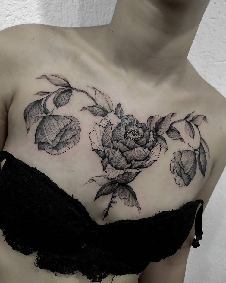 tatouage pivoine noir et blanc poitrine femme ombrages complexes
