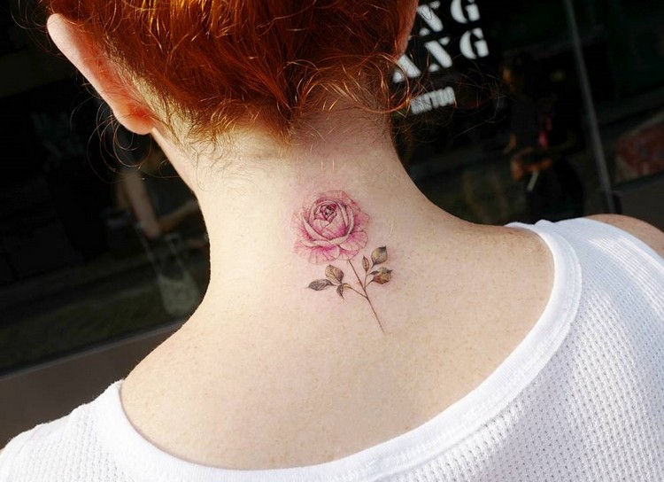 tatouage pivoine nuque femme couleurs délicates contours fins