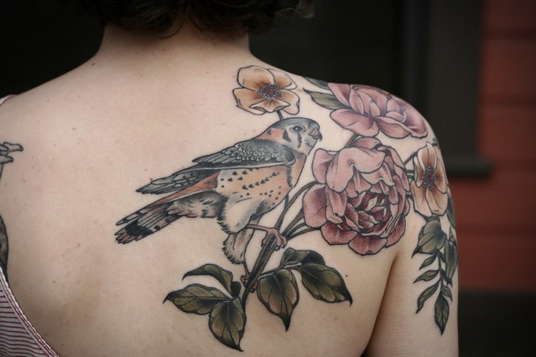 tatouage pivoine oiseau couleur pale épaule omoplate femme