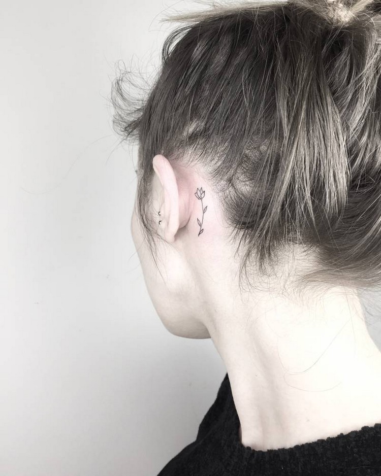 tatouage pivoine oreille femme modèle délicat discret sans couleur