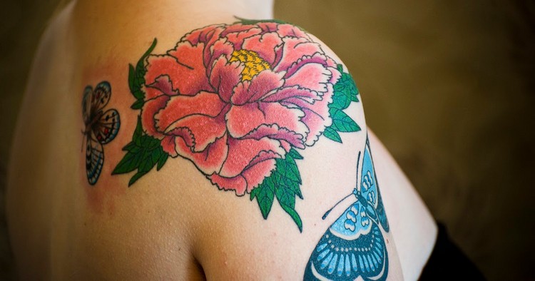 tatouage pivoine papillon couleur omoplate épaule femme