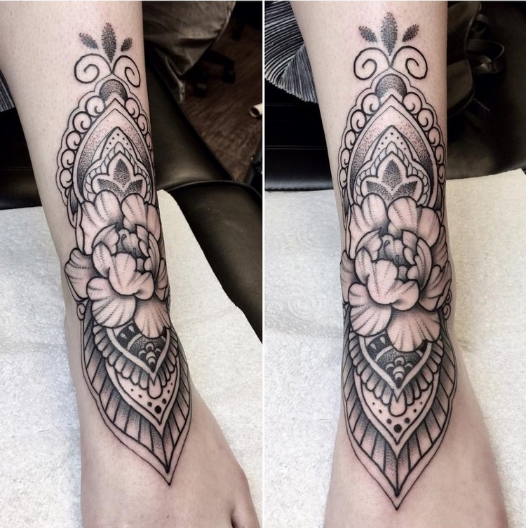 tatouage pivoine pied femme motifs madala dentelle noir et blanc
