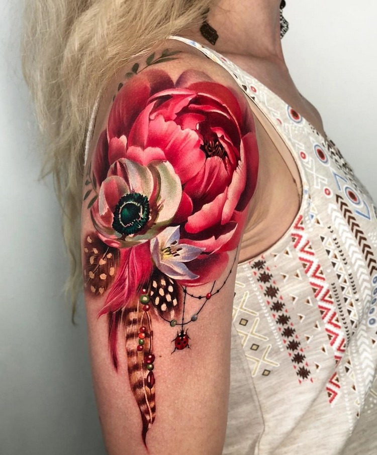 tatouage pivoine rose plumes coccinelle épaule femme