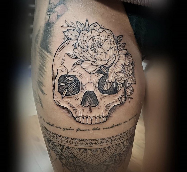 tatouage pivoine tete de mort noir et blanc cuisse femme homme