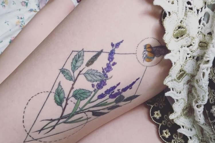 Tatouage lavande : signification et idées de tattoos inspirantes