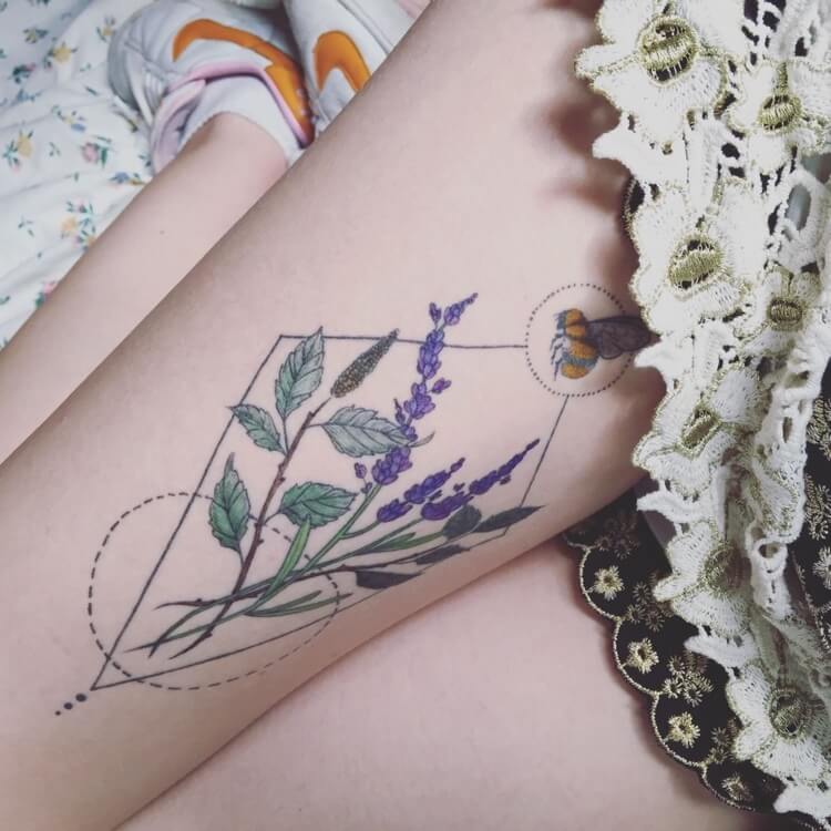 tatouage sur la cuisse lavande abeille en couleur