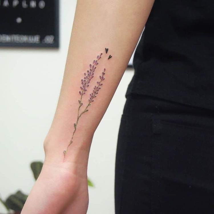 tattoo lavande avec inscription petits coeurs
