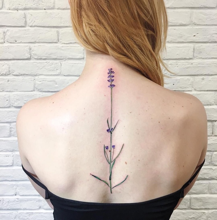 tattoo lavande imposant sur le dos femme