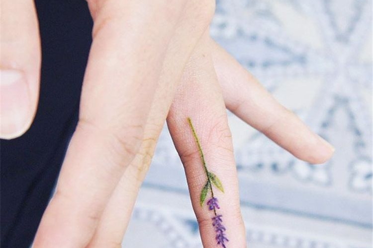 Tatouage lavande : signification et idées de tattoos inspirantes