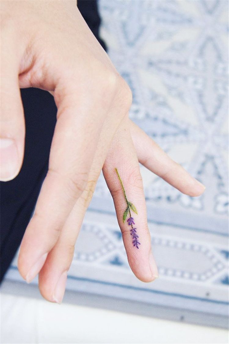 tattoo lavande sur le doigt