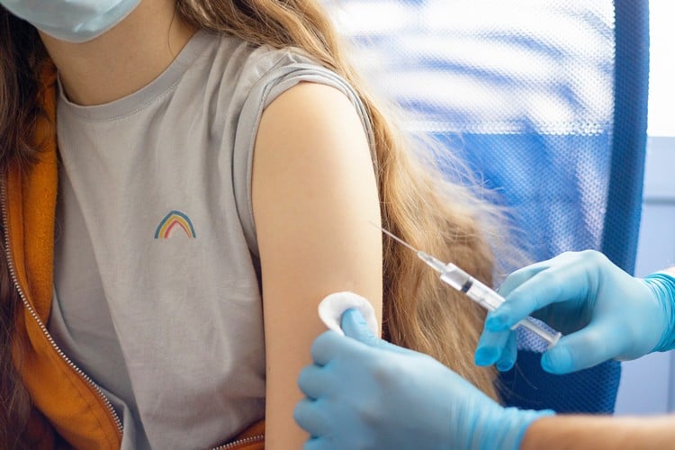 vaccin 12-18 ans Covid-19 pandémie de coronavirus campagne vaccinale élargie aux adolescents France annonce Emmanuel Macron