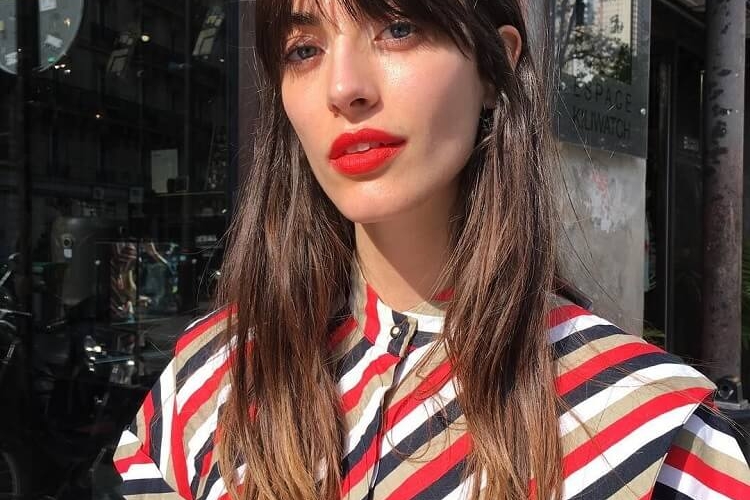 Frange rideau cheveux fins- comment l'adopter avec style