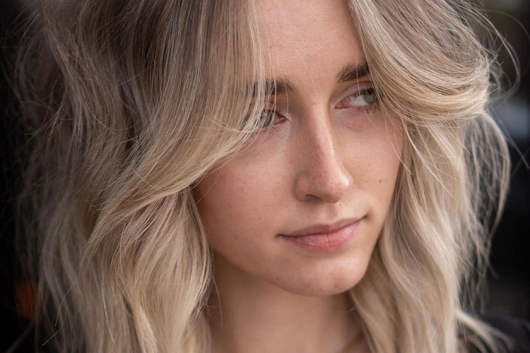 Frange rideau cheveux fins- comment l'adopter avec style
