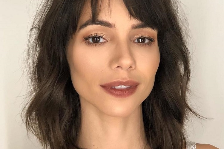 Frange rideau cheveux fins- comment l'adopter avec style