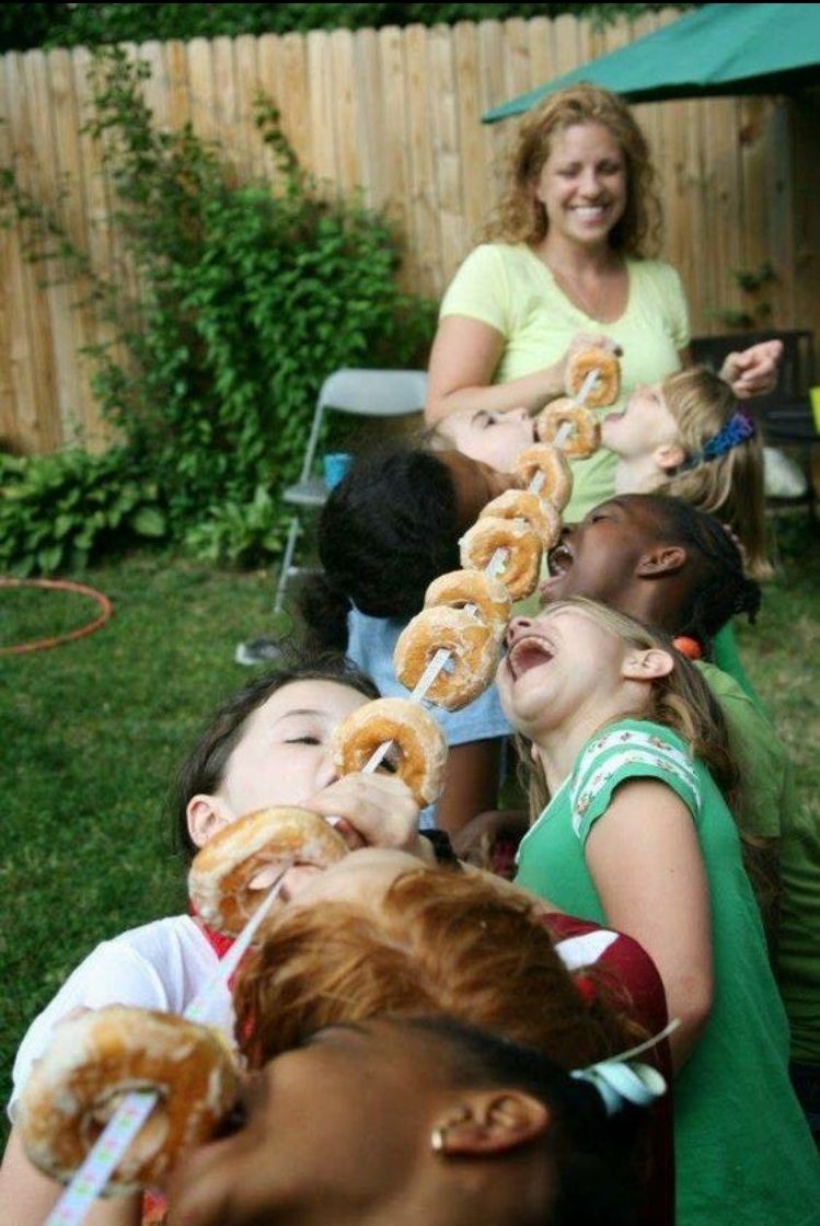 activités anniversaire 6 ans 7 ans course meilleur mangeur donuts