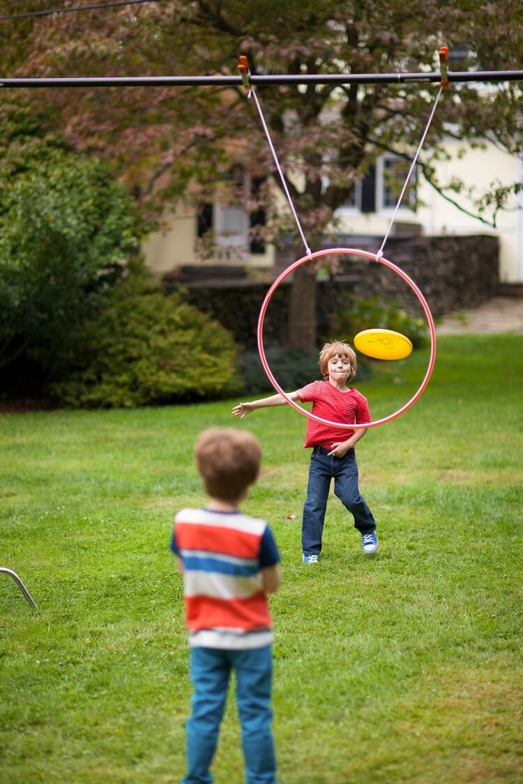 activités anniversaire 7 ans frisbee disque-volant lancer cerceau