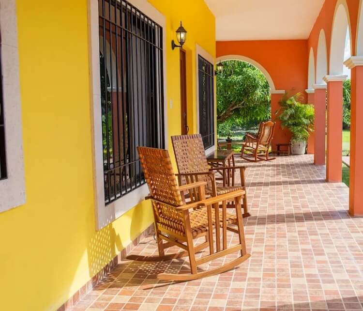 aménagement terrasse jaune et orange sol en carreaux