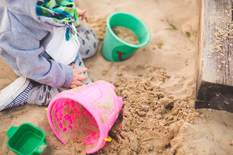 aménager une aire de jeux jardin bac à sable coin enfants jardin