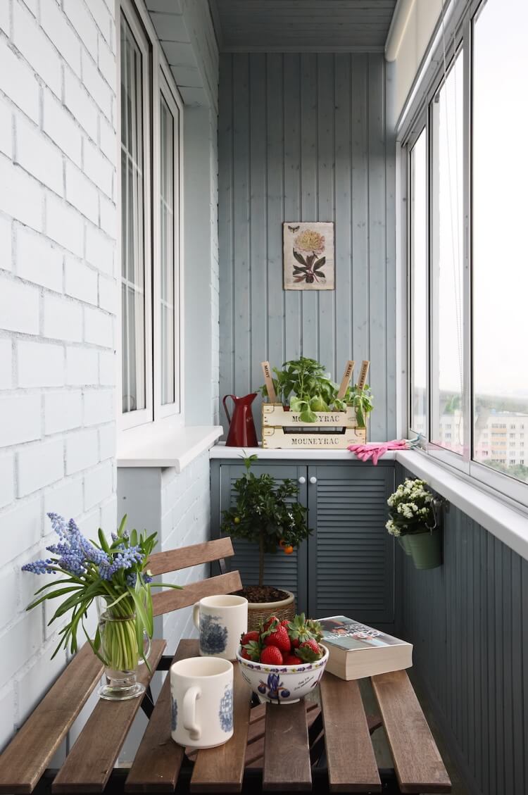 armoire de rangement balcon en bois gris brique de parement blanche