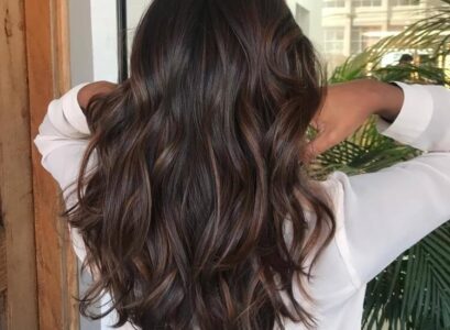 balayage marron glacé sur cheveux brun foncé fines mèches ondulations