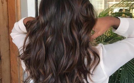 balayage marron glacé sur cheveux brun foncé fines mèches ondulations