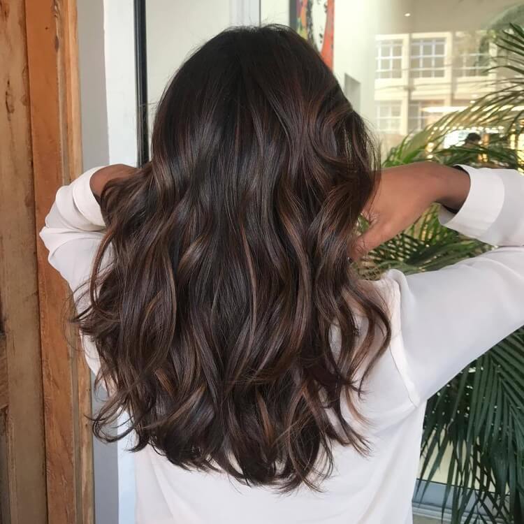 Balayage marron glacé la coloration tendance de toute saison