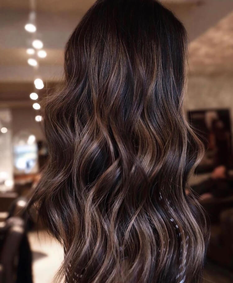 Balayage marron glacé la coloration tendance de toute saison