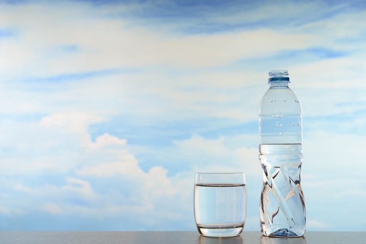 boire de l'eau pendant le repas bonne ou mauvaise idée bienfaits santé digestion avis d'experts