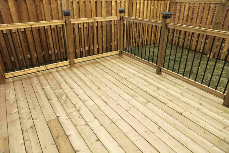 bois pour terrasse extérieure avantages inconvénients matériau classique